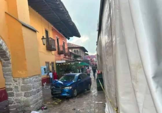 AUTO QUE ARROLLÓ A MULTITUD EN LA FERIA DE LA MANZANA: 8 Personas Siguen Hospitalizadas tras el Atropellamiento Masivo de Profesor en Zacatlán