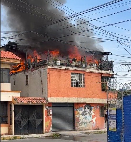 INCIDENTE URBANO: Sofocan Incendio en Azotea de Domicilio en Límites de Manantiales y Momoxpan