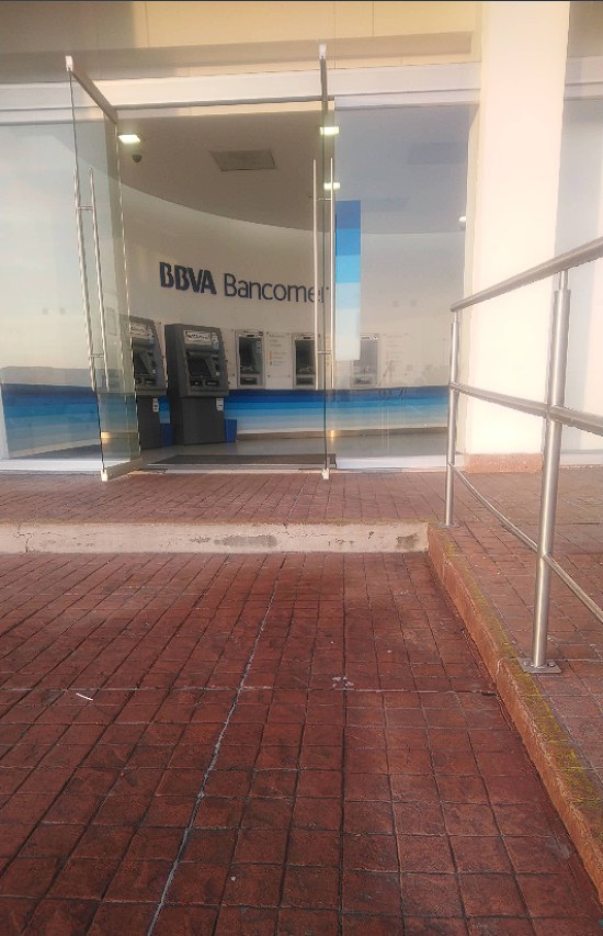 MOVILIZACIÓN POLICIAL TRAS REPORTE DE ROBO EN SUCURSAL BANCARIA DE PLAZA SAN DIEGO EN CHOLULA